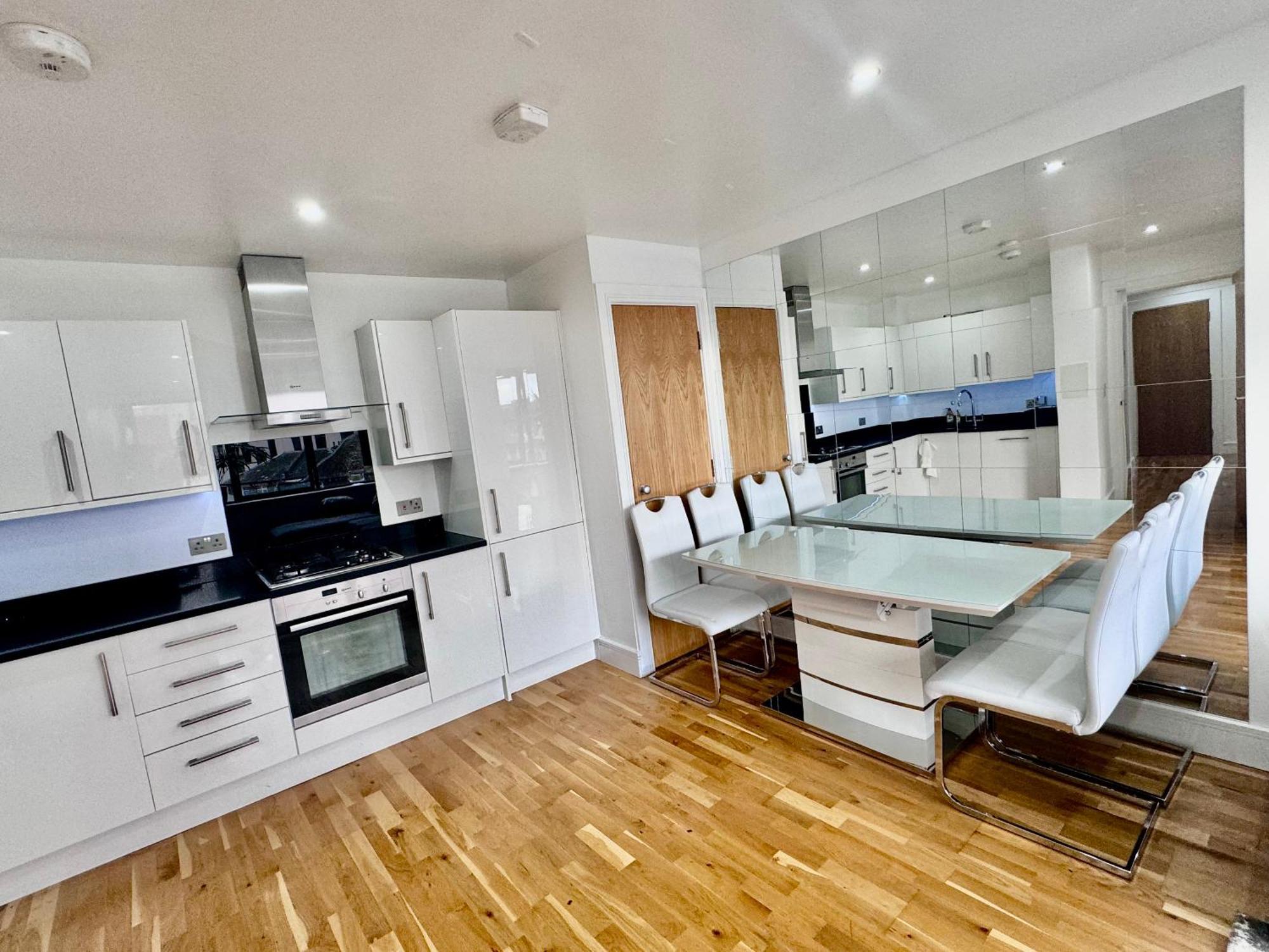 Luxury 2 Bed Entire Apartment-Near Tube & Shopping Centre Харроу Экстерьер фото