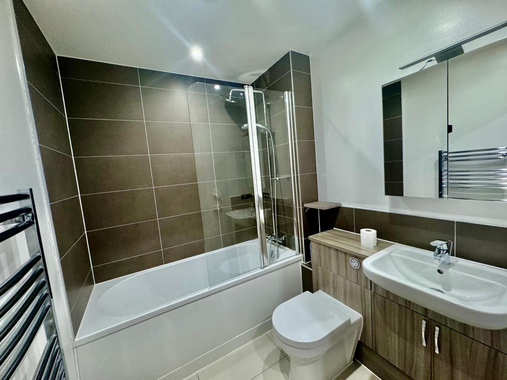 Luxury 2 Bed Entire Apartment-Near Tube & Shopping Centre Харроу Экстерьер фото