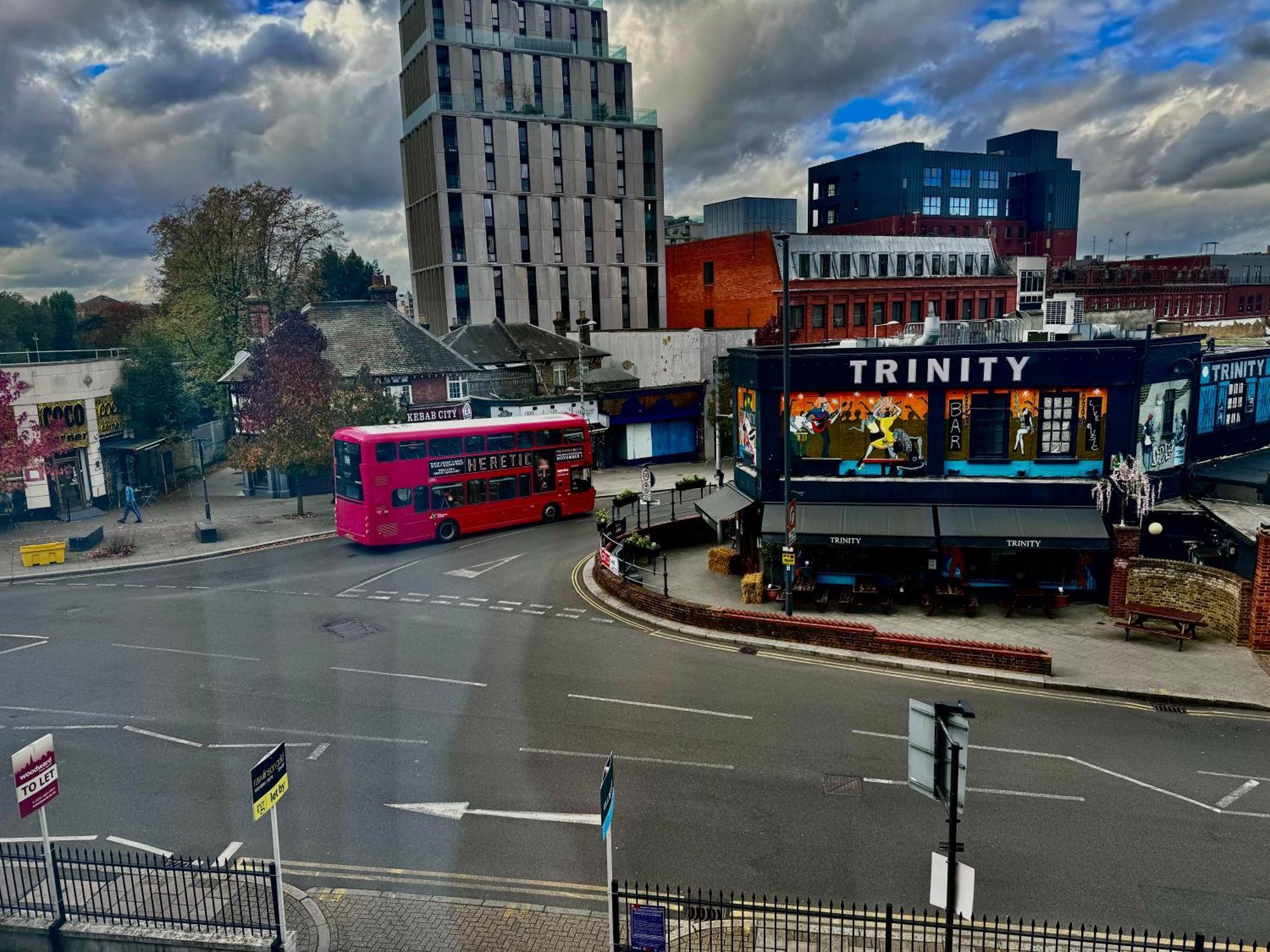 Luxury 2 Bed Entire Apartment-Near Tube & Shopping Centre Харроу Экстерьер фото