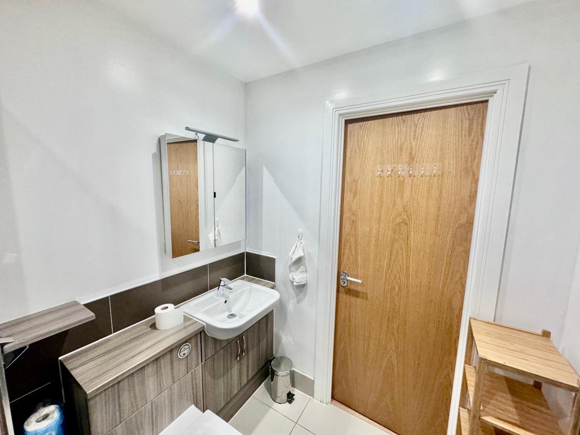 Luxury 2 Bed Entire Apartment-Near Tube & Shopping Centre Харроу Экстерьер фото