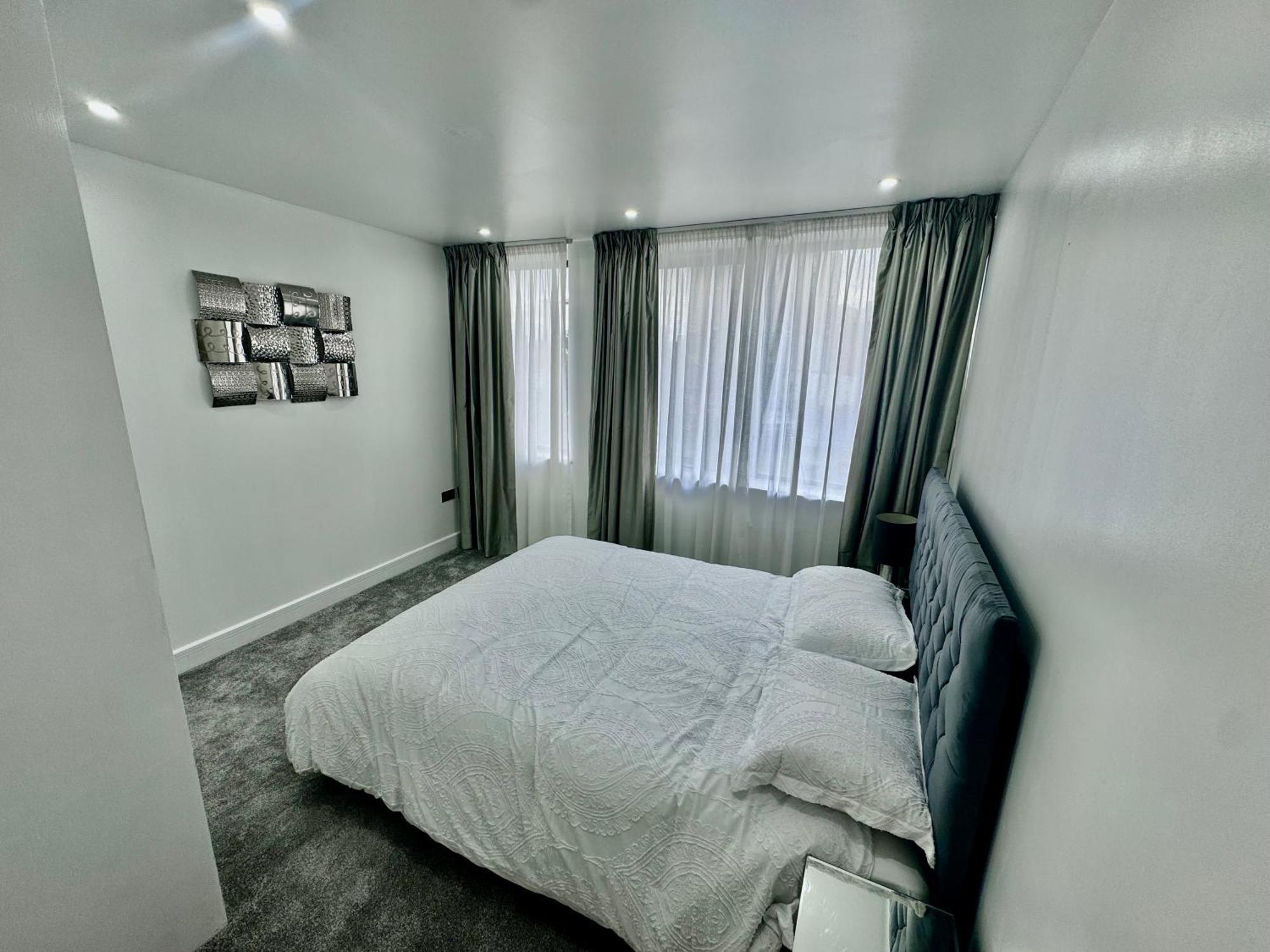 Luxury 2 Bed Entire Apartment-Near Tube & Shopping Centre Харроу Экстерьер фото