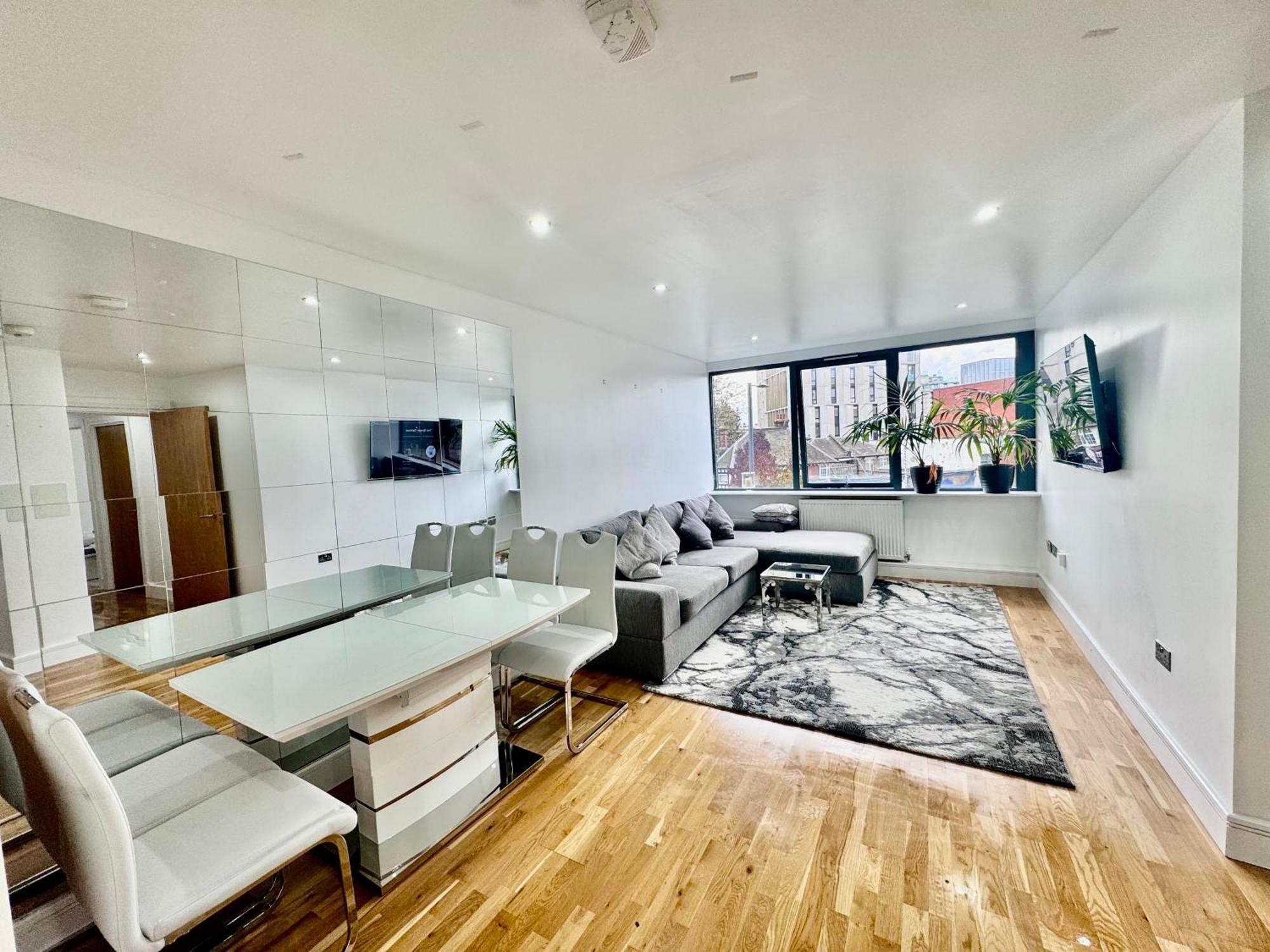 Luxury 2 Bed Entire Apartment-Near Tube & Shopping Centre Харроу Экстерьер фото